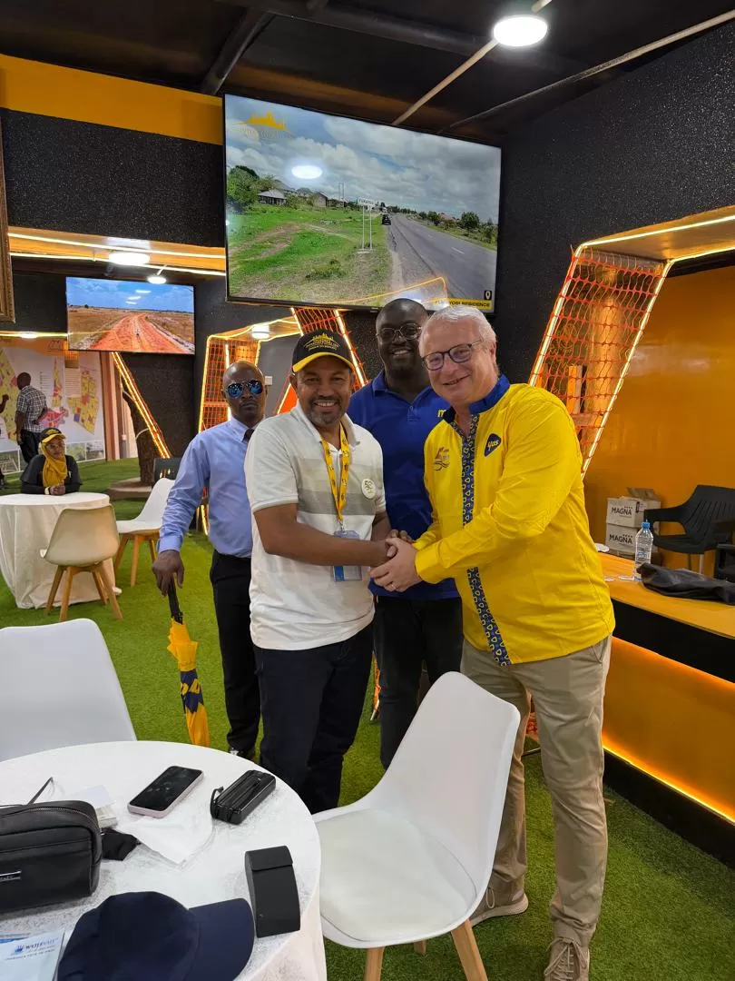 Mkurugenzi wa PROPERTY INTERNATIONAL LTD akimkaribisha Chief Executive Officer wa Yas Tanzania, Bw. Pierre Canton-Bacara, alipotembelea banda letu katika viwanja vya Sabasaba 2026.